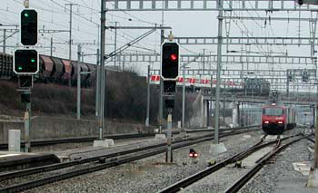 Westbound container train approaching Killwangen-Spreitenbach platform